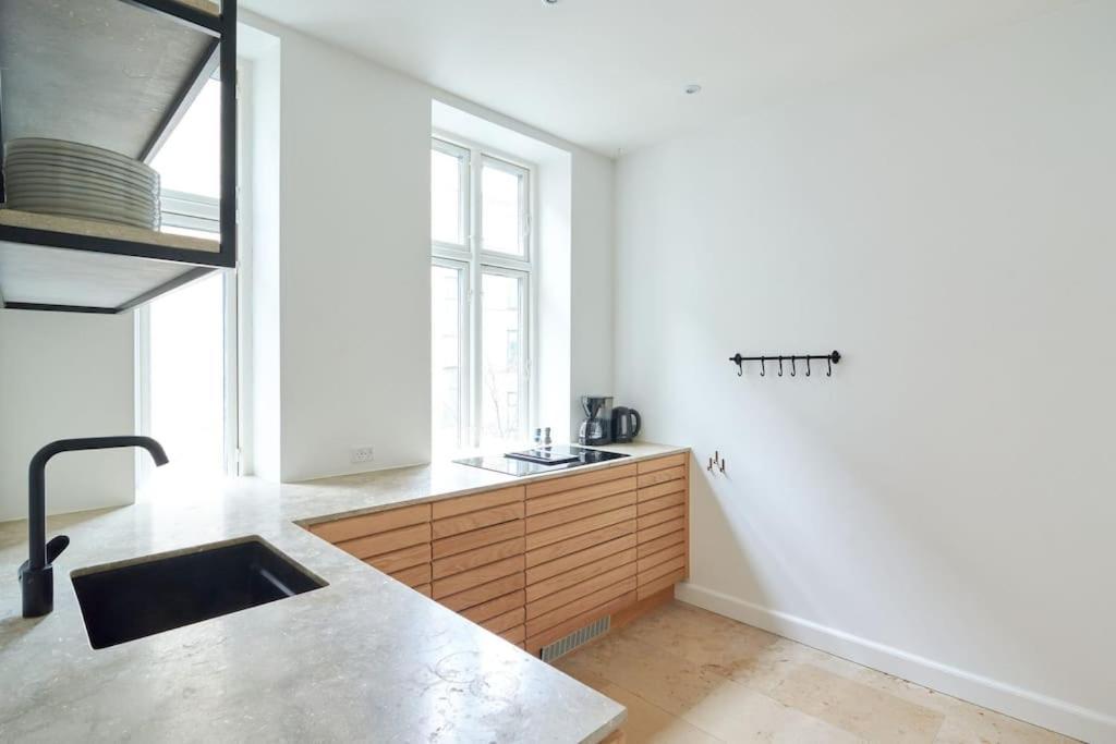 Spacious 3 Bedroom Manor Flat Next To Tivoli 코펜하겐 외부 사진