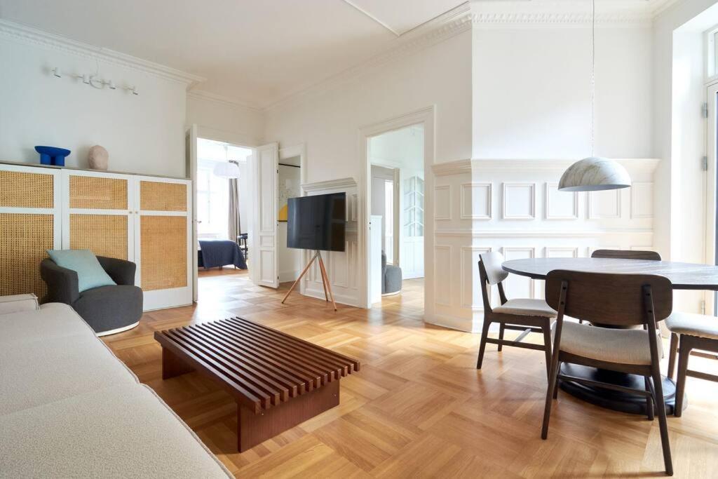 Spacious 3 Bedroom Manor Flat Next To Tivoli 코펜하겐 외부 사진