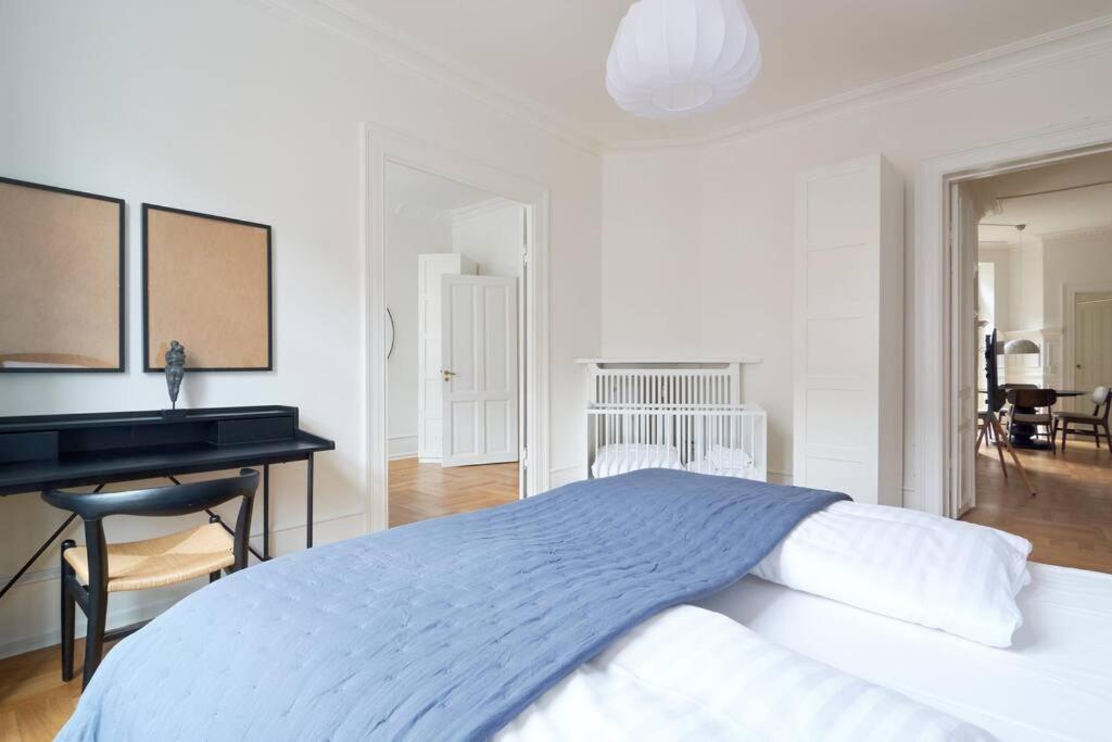 Spacious 3 Bedroom Manor Flat Next To Tivoli 코펜하겐 외부 사진